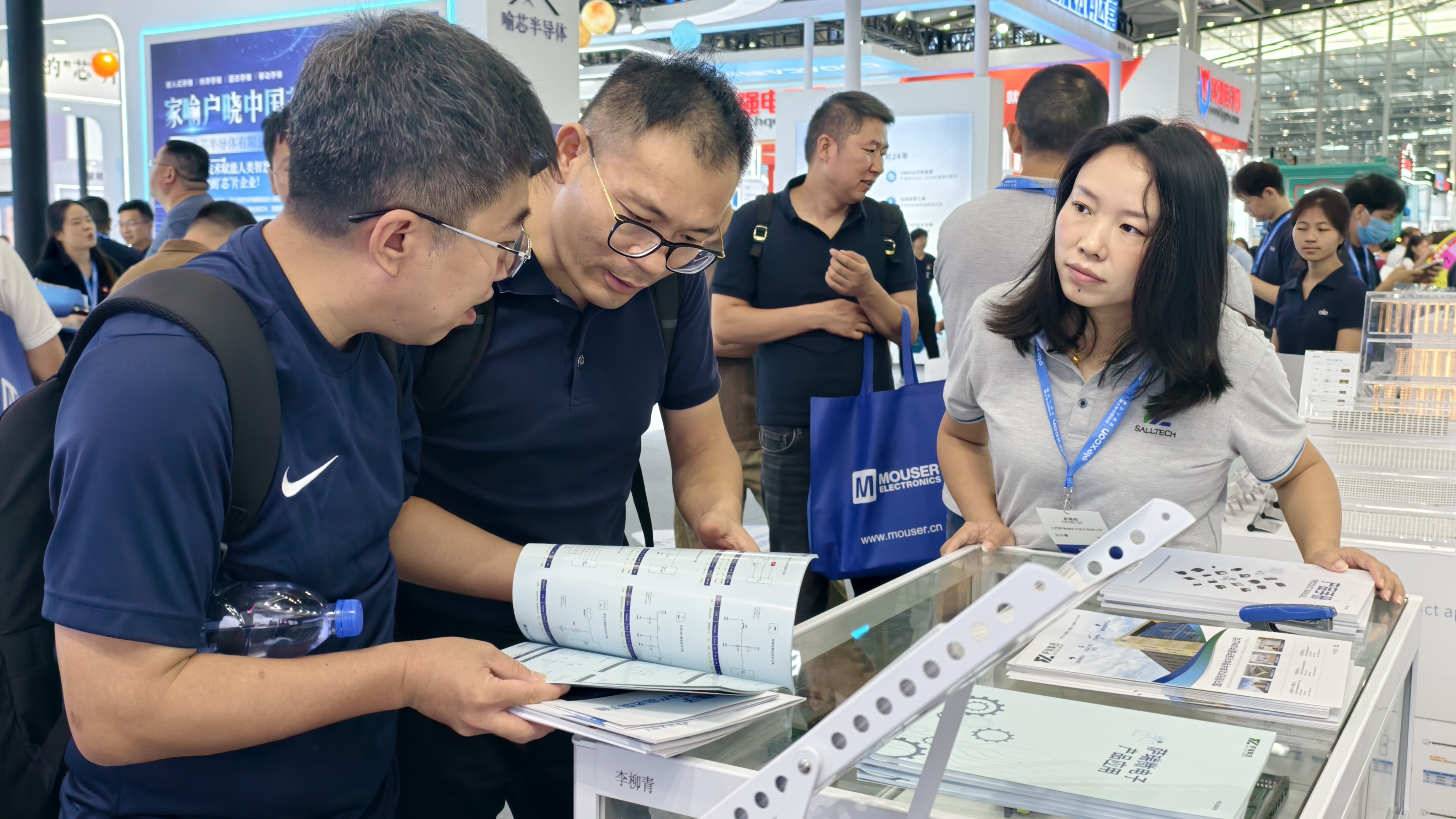 荣耀收官！江西赛事333微电子闪耀 2025 深圳电子展并荣获年度大奖